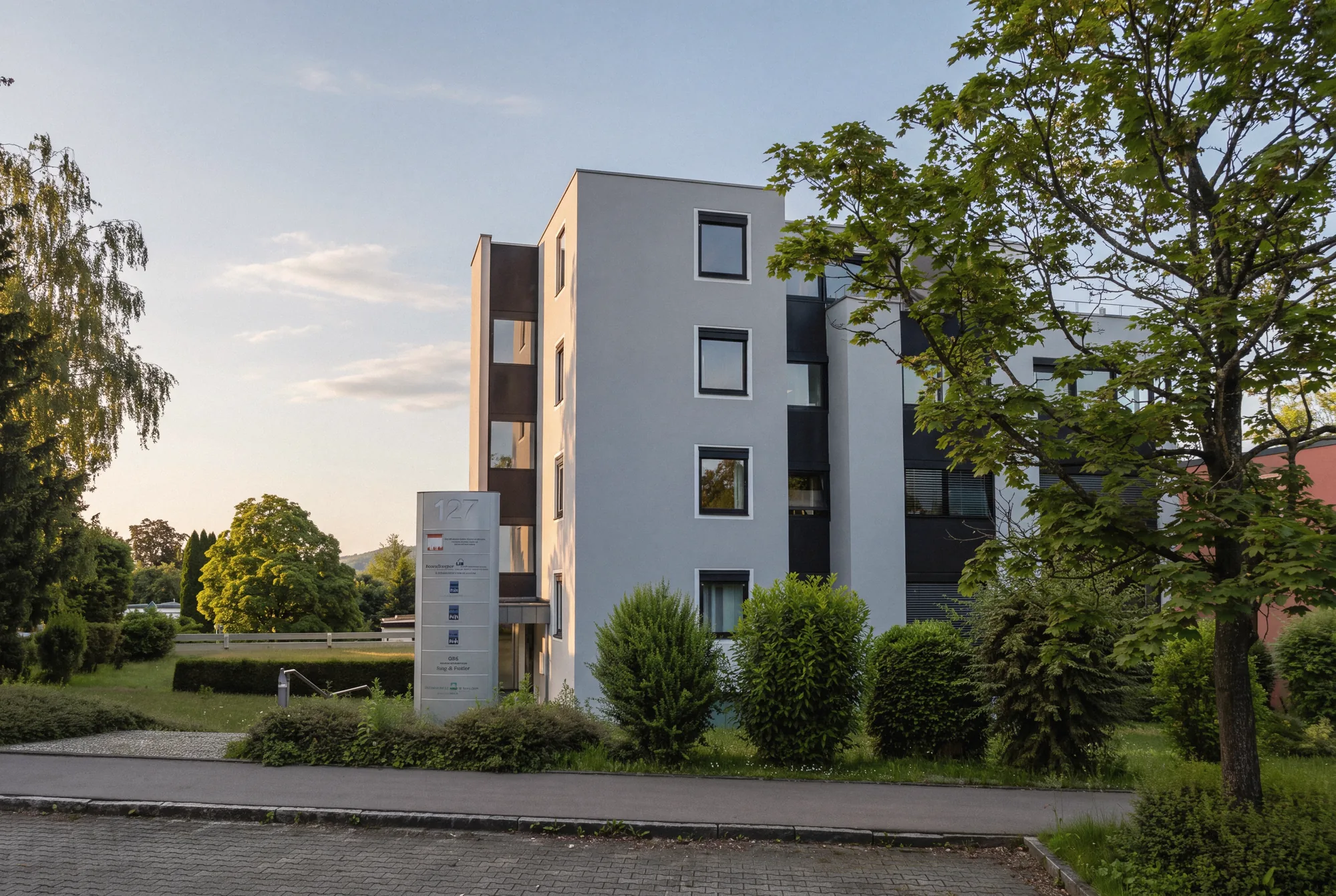 Kanzleigebäude in Schwäbisch Hall, Seitenansicht mit Eingang und Schild